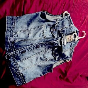 Sleeveless denim jacket